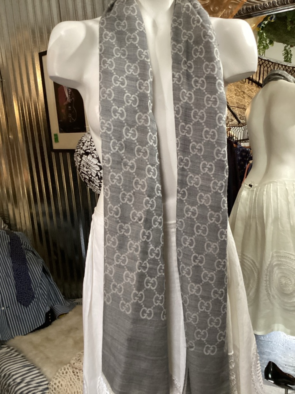Cream  gorgeous GUCCE SCARF SILK WOOL BLEND.  LOGO  GUCCI